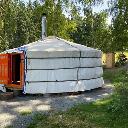 Jurta V Lese Tente de luxe Rtyne v Podkrkonosi